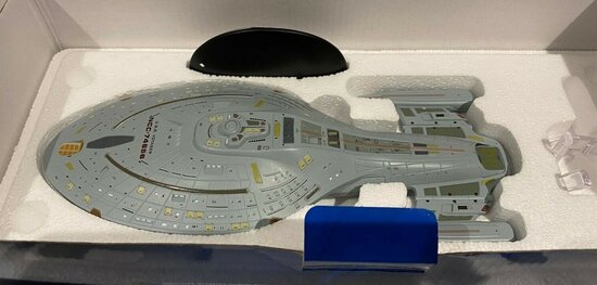 Eaglemoss Model - Star Trek The Official Starships Collection XL Edition USS Voyager NCC-74656